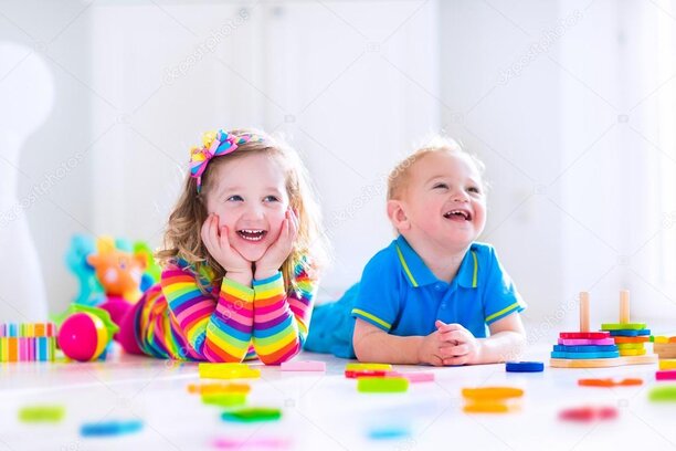 Bambino che compone un puzzle colorato su un tavolo