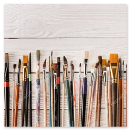 Colori a tempera e pennelli per attività artistiche scolastiche