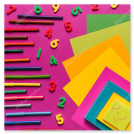 Penne, matite e pennarelli colorati in un portapenne