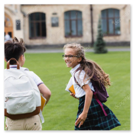 Zaino scolastico con astuccio e quaderni pronti per il rientro a scuola