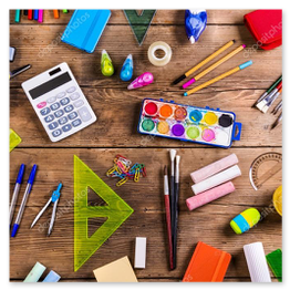 Quaderni colorati e penne appoggiati su un banco di scuola