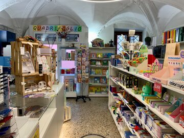 Interno colorato di una cartolibreria con scaffali di quaderni e penne