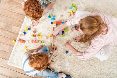 Bambini che giocano con giochi educativi su un tavolo