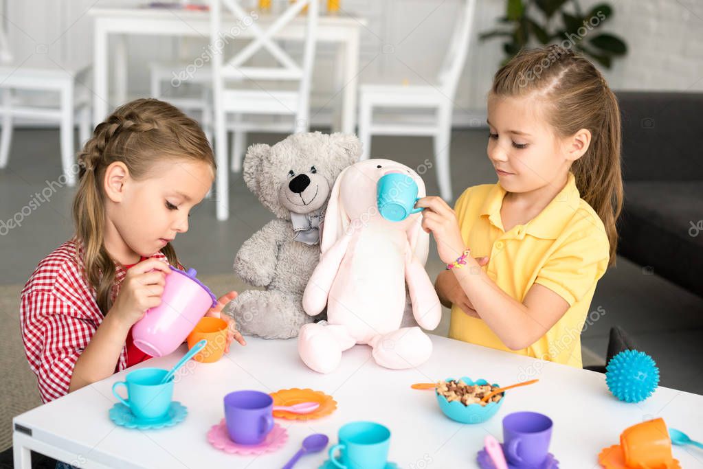 Bambino che gioca con un gioco educativo insieme a un genitore