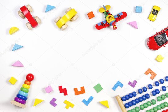 Giochi educativi esposti su uno scaffale di cartolibreria