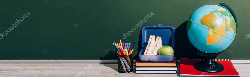 Materiale scolastico colorato per il rientro a scuola