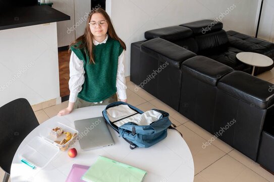 Zaino scolastico aperto con quaderni e astuccio