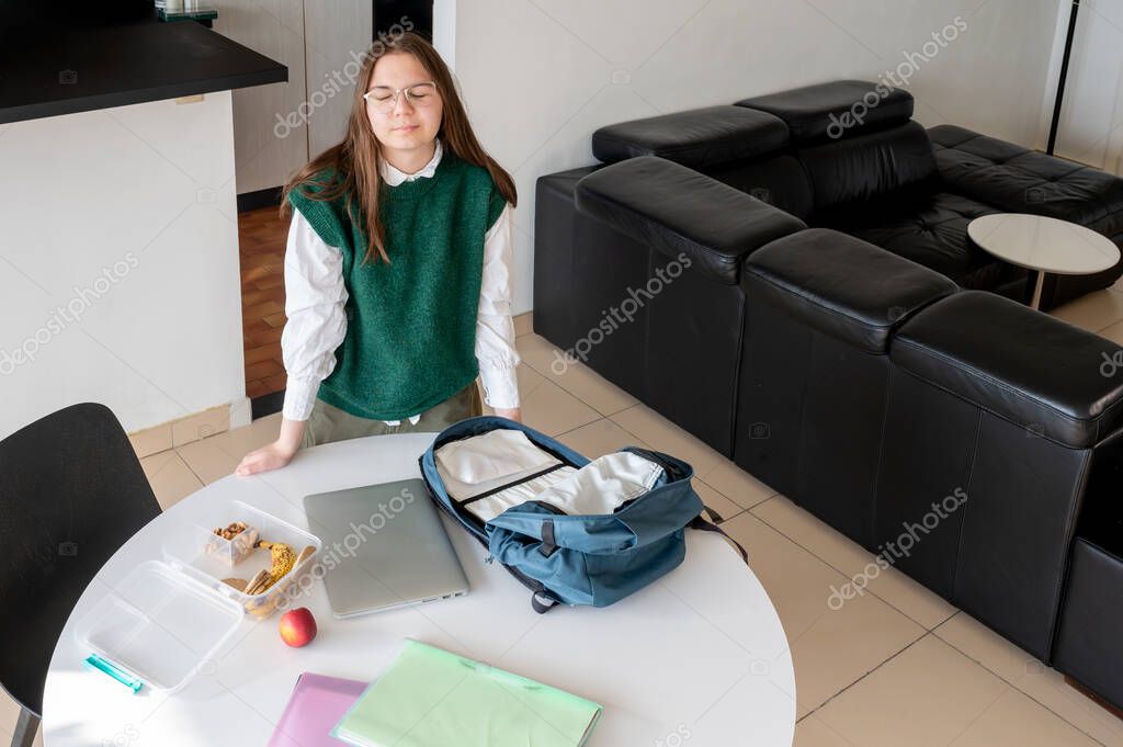 Zaino scolastico aperto con quaderni e astuccio